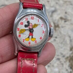 Vintage Mickey Mouse Ingersoll US Time Watch‎ Red Leather Strap Disney WORKS